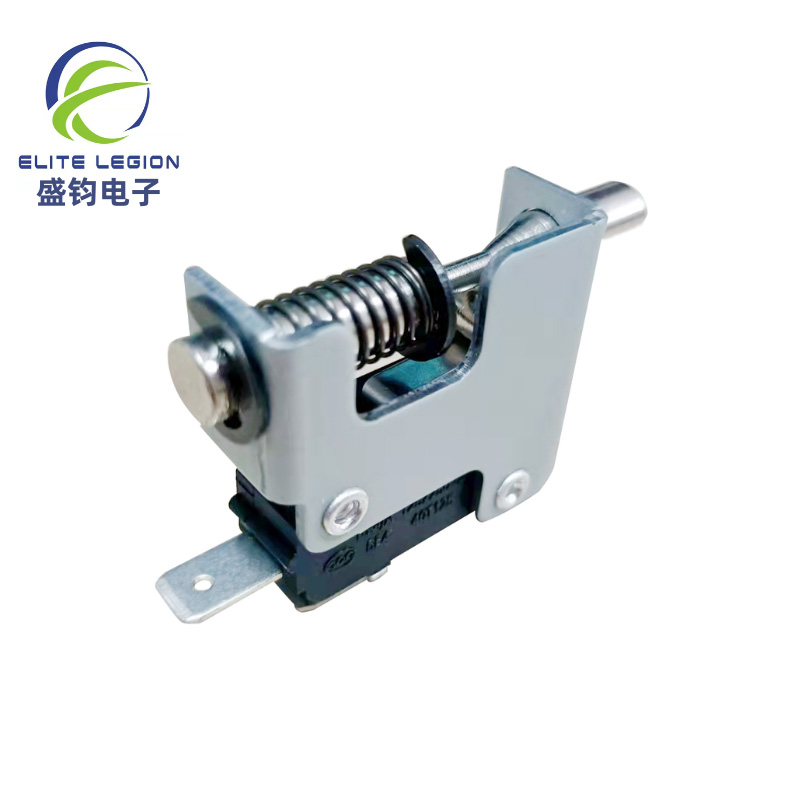 Se poate folosi alcool pentru a curăța ușa cuptorului, apăsând micro-comutatorul?